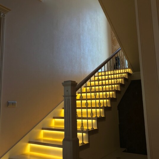 Облицовка металлокаркаса лестницы ясенем с подсветкой МЛ М3 1