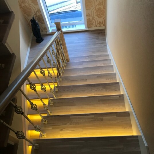 Облицовка металлокаркаса лестницы ясенем с подсветкой МЛ М3 5
