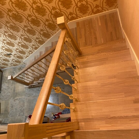 Облицовка металлокаркаса лестницы ясенем с подсветкой МЛ М3 8