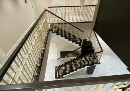 Лестницы с металлическими ограждениями