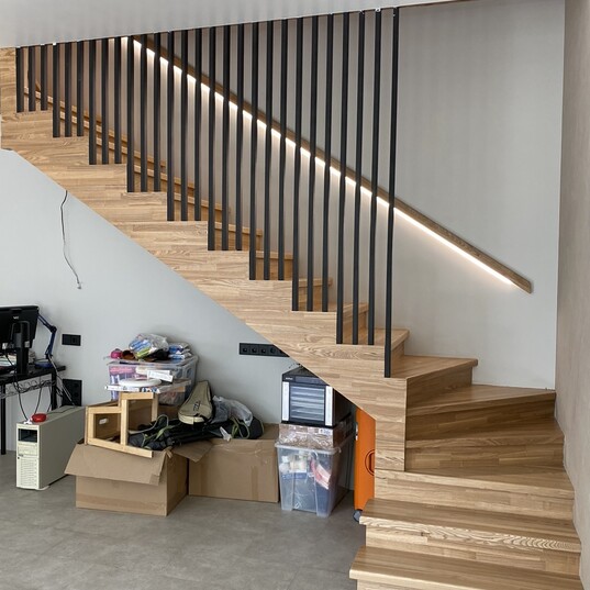 Современная лестница на металлокаркасе с рейками в потолок 1