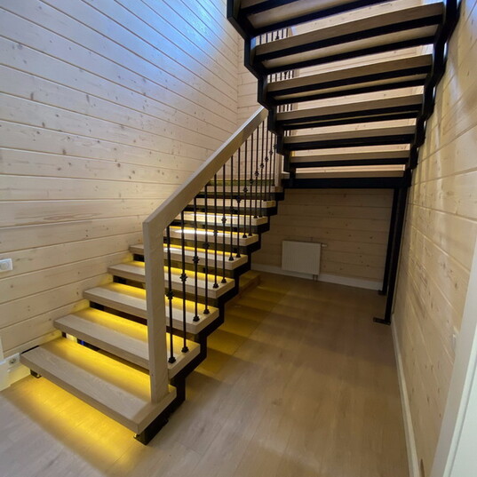 Лестница из металла с толстыми дубовыми ступенями в деревянном доме МЛ МО1 4