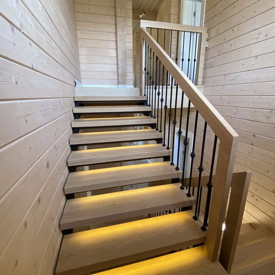 Лестница из металла с толстыми дубовыми ступенями в деревянном доме МЛ МО1 5