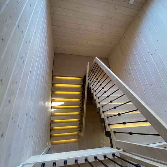 Лестница из металла с толстыми дубовыми ступенями в деревянном доме МЛ МО1 7