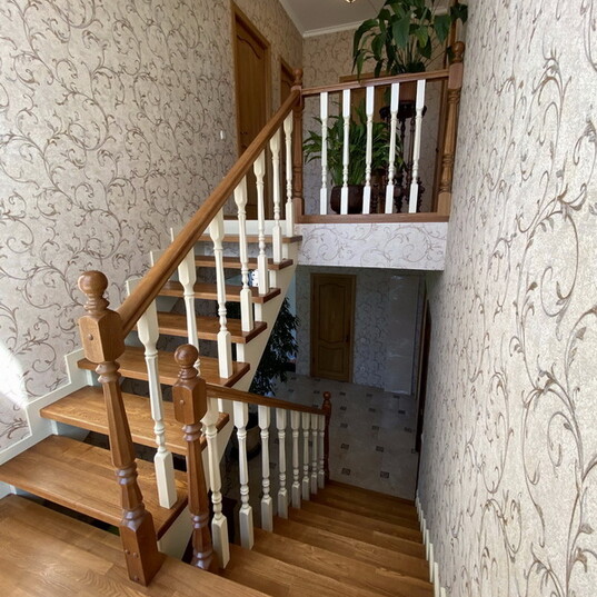Полуоткрытая лестница с деревянными балясинами МЛ Д003 1
