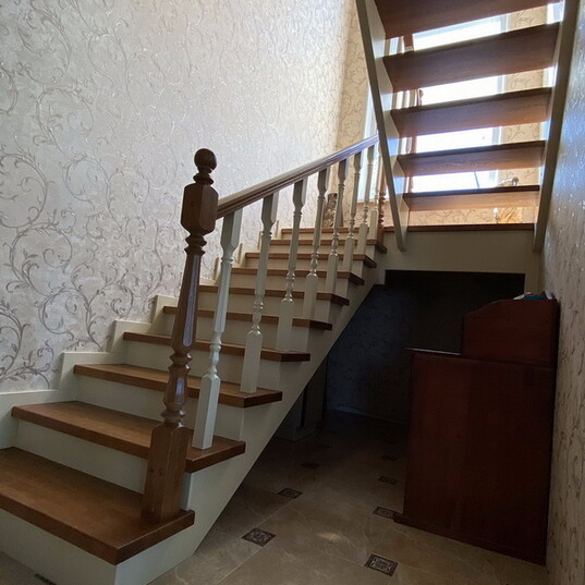 Полуоткрытая лестница с деревянными балясинами МЛ Д003 2