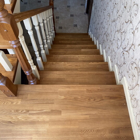 Полуоткрытая лестница с деревянными балясинами МЛ Д003 4