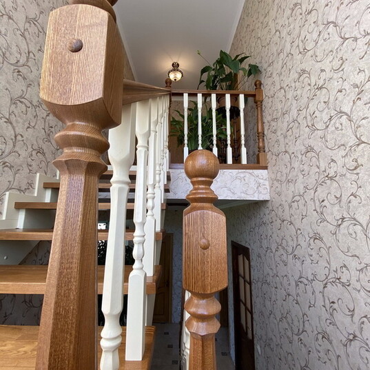 Полуоткрытая лестница с деревянными балясинами МЛ Д003 5