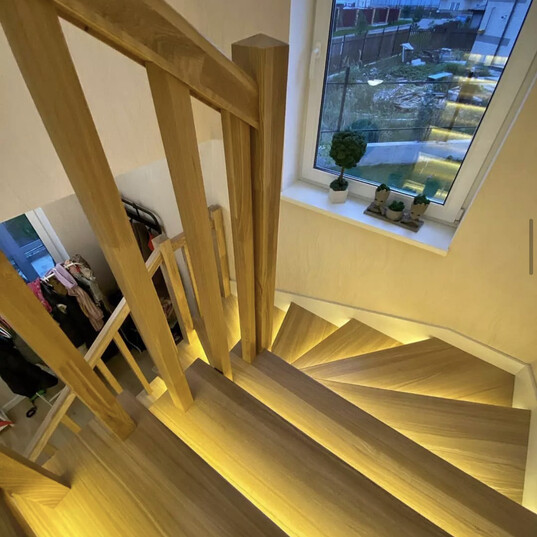 Бетонная лестница с облицовкой массивом и деревянными балясинами МЛ ДБ4 6