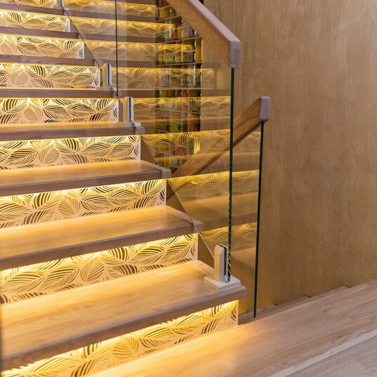 Лестница на монокосоуре со стеклом и подсветкой МЛ ММ1 2