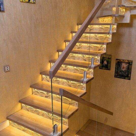 Лестница на монокосоуре со ступенями из ясеня со стеклом МЛ С3 2