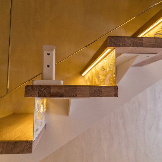 Лестница на монокосоуре со стеклом и подсветкой МЛ ММ1 5