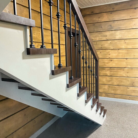 Закрытая лестница с металлическими балясинами МЛ Д4 4
