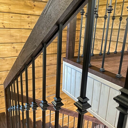 Закрытая лестница с металлическими балясинами МЛ Д4 8