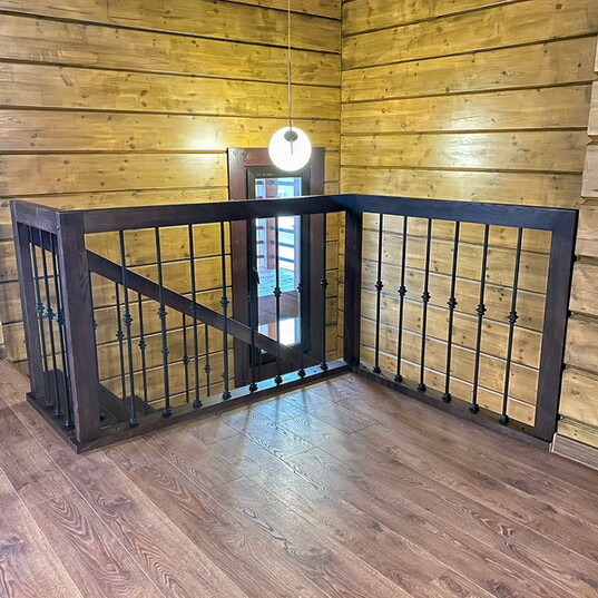 Деревянная закрытая лестница с металлическими балясинами МЛ МБ1 4