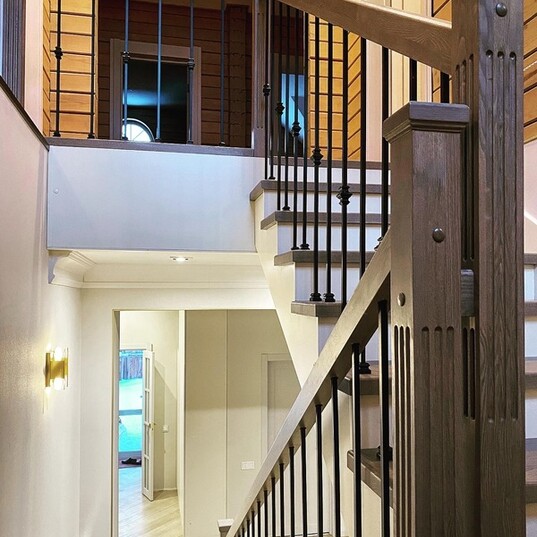 Дизайнерская лестница на деревянном каркасе с кладовкой МЛ Д5 6