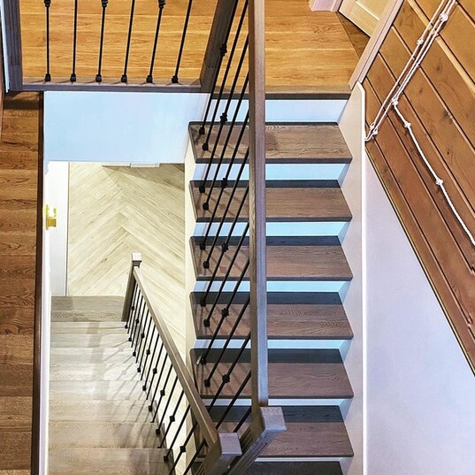 Дизайнерская лестница на деревянном каркасе с кладовкой МЛ Д5 7