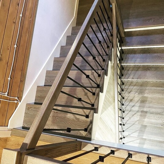 Дизайнерская лестница на деревянном каркасе с кладовкой МЛ Д5 8
