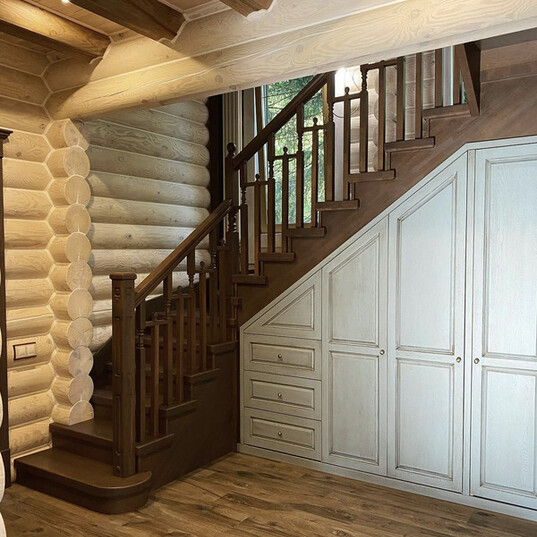 Дубовая лестница с дизайнерским ограждением и шкафом МЛ Д6 1