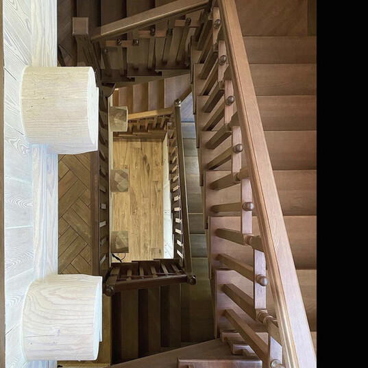Дубовая лестница со ступенями с шкафом под лестницей МЛ ДБ2 6
