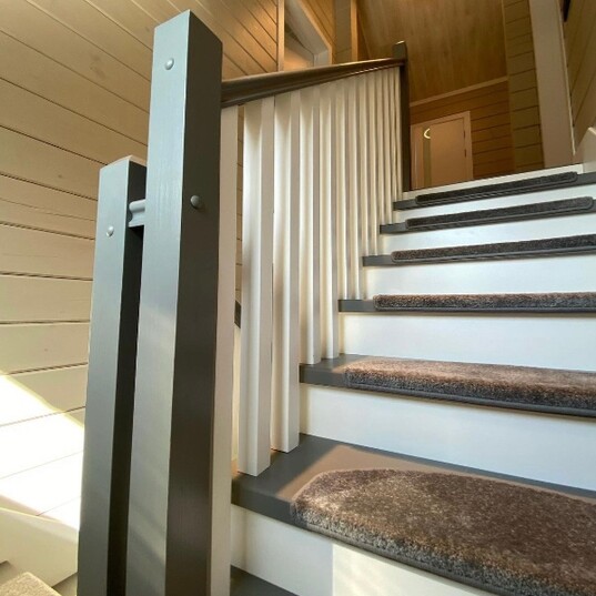 Деревянная лестница с белыми балясинами МЛ ДБ3 7