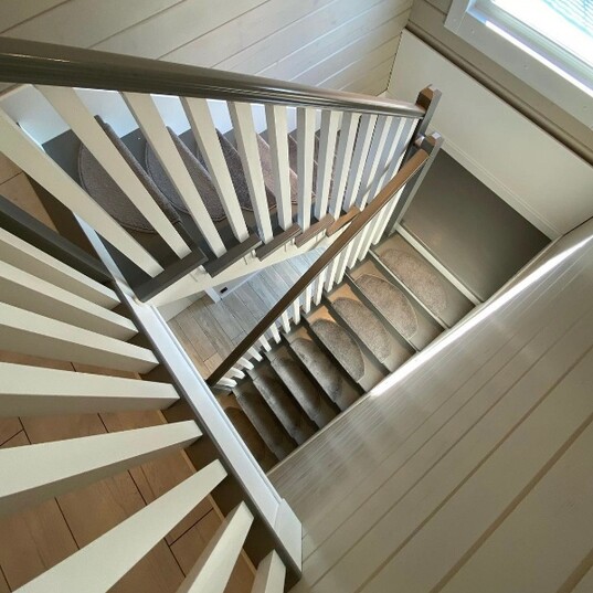 Деревянная лестница с белыми балясинами МЛ ДБ3 10