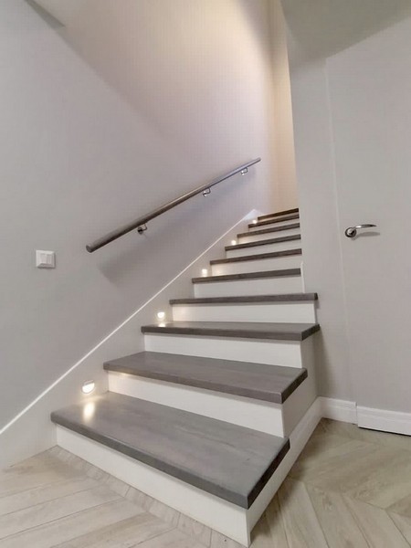 Отделка бетонной лестницы цельноламельными ступенями из ясеня и мдф с буковыми балясинами со светильниками в стене с Салтыковке