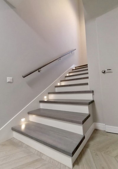 Отделка бетонной лестницы цельноламельными ступенями из ясеня и мдф с буковыми балясинами со светильниками в стене с Салтыковке 8