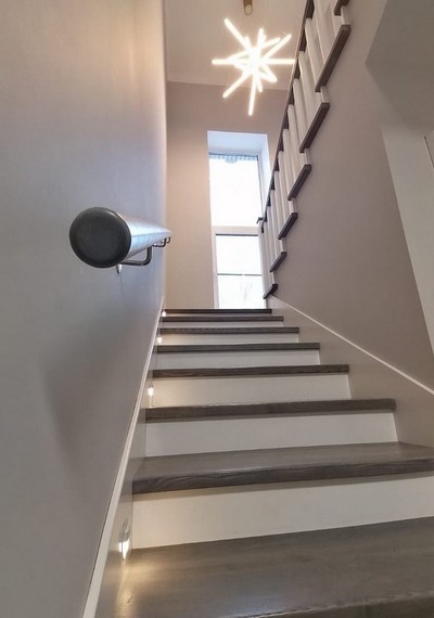 Отделка бетонной лестницы цельноламельными ступенями из ясеня и мдф с буковыми балясинами со светильниками в стене с Салтыковке 6