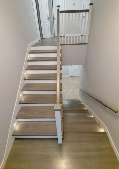 Отделка бетонной лестницы цельноламельными ступенями из ясеня и мдф с буковыми балясинами со светильниками в стене с Салтыковке 5