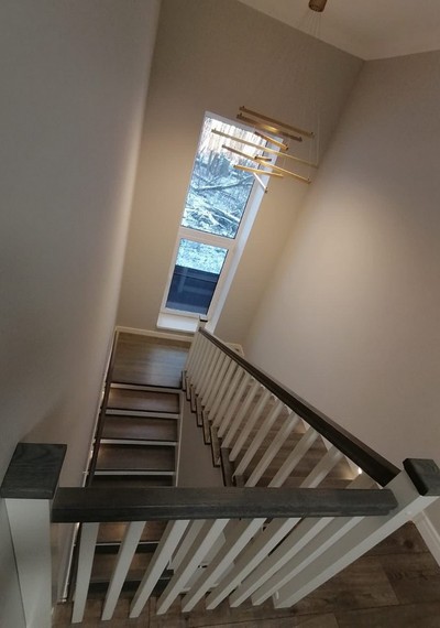 Отделка бетонной лестницы цельноламельными ступенями из ясеня и мдф с буковыми балясинами со светильниками в стене с Салтыковке 4