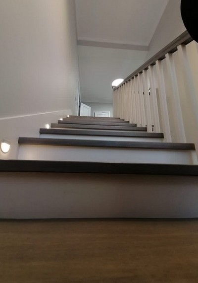 Отделка бетонной лестницы цельноламельными ступенями из ясеня и мдф с буковыми балясинами со светильниками в стене с Салтыковке 3