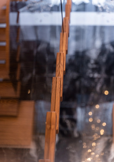 Лестница на монокосоуре с тонированным стеклом МЛ МО 5 20