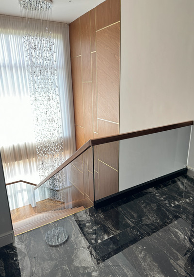 Лестница на монокосоуре с тонированным стеклом МЛ МО 5 11