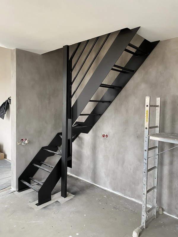 Металлический каркас лестницы МКЛ 106 в КП Марсель Вороновское, на тетиве, на 2 этаж