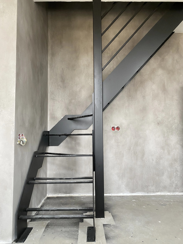 Металлический каркас лестницы МКЛ 106 в КП Марсель Вороновское, на тетиве, на 2 этаж