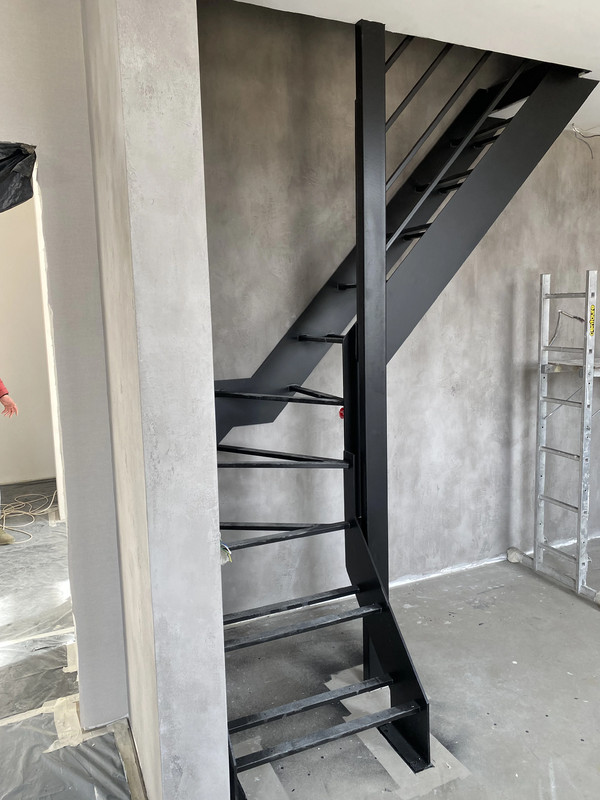 Металлический каркас лестницы МКЛ 106 в КП Марсель Вороновское, на тетиве, на 2 этаж