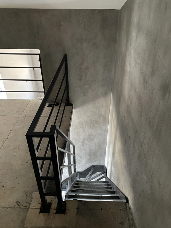 Металлический каркас лестницы МКЛ 106 в КП Марсель Вороновское, на тетиве, на 2 этаж