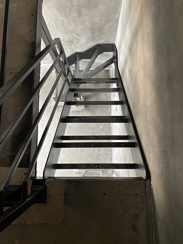 Металлический каркас лестницы МКЛ 106 в КП Марсель Вороновское, на тетиве, на 2 этаж