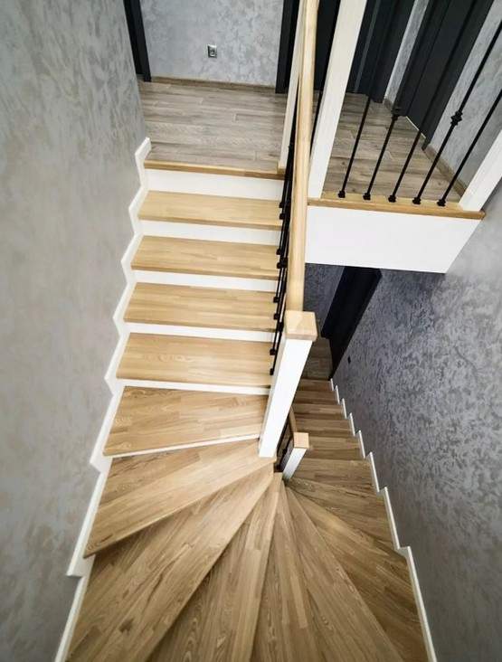 Отделка бетонной лестницы паркетными ступенями из ясеня и мдф с металлическими балясинами в Кубинке