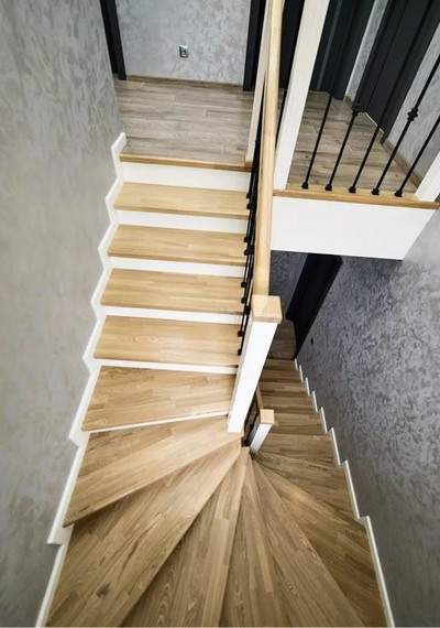 Отделка бетонной лестницы паркетными ступенями из ясеня и мдф с металлическими балясинами в Кубинке 3
