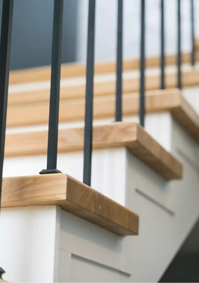 Отделка бетонной лестницы паркетными ступенями из ясеня и мдф с металлическими балясинами в Кубинке 5