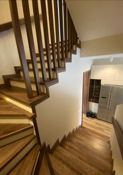 Бетонная лестница с деревянным реечным ограждением МЛ Б20 