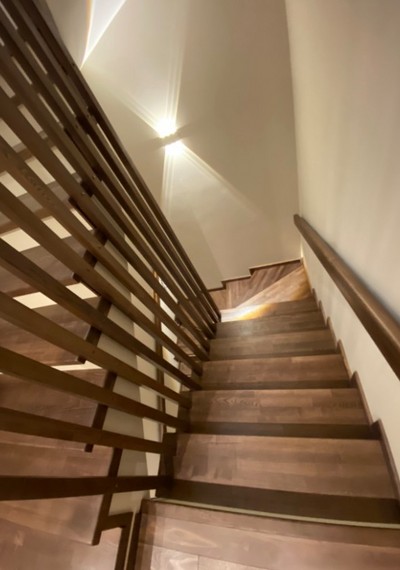 Бетонная лестница с деревянным реечным ограждением МЛ Б20 
