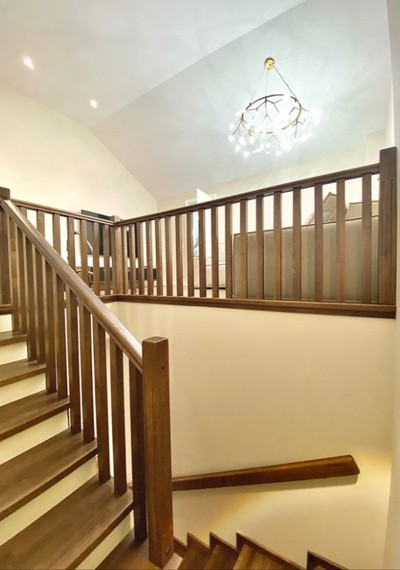Бетонная лестница с деревянным реечным ограждением МЛ Б20 6