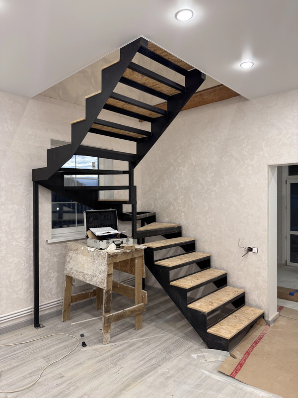 Закрытый каркас лестницы из металла с лазерной резкой для обшивки деревом и встроенным шкафом, частный дом