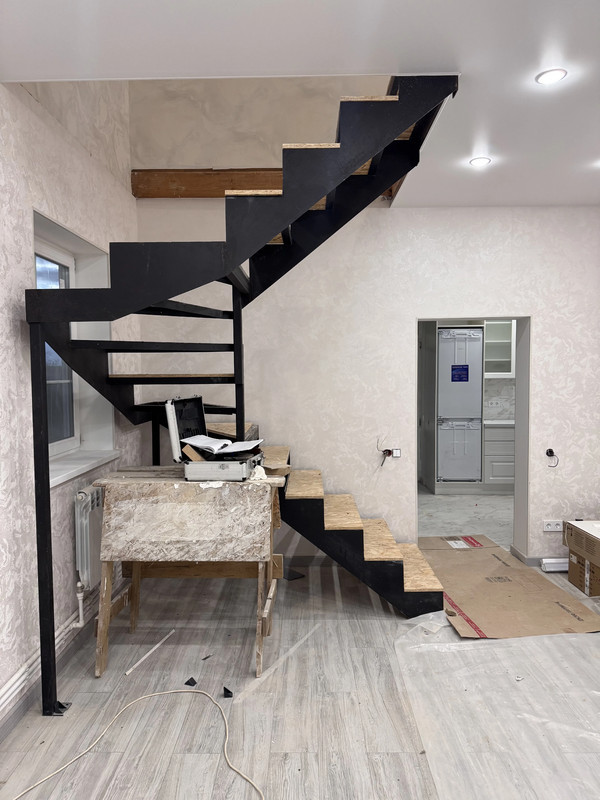 Закрытый каркас лестницы из металла с лазерной резкой для обшивки деревом и встроенным шкафом, частный дом