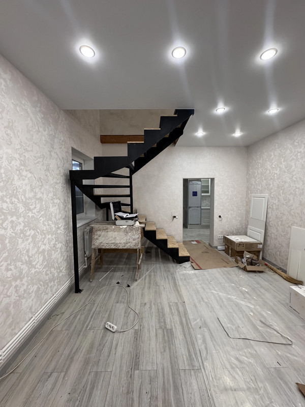 Закрытый каркас лестницы из металла с лазерной резкой для обшивки деревом и встроенным шкафом, частный дом