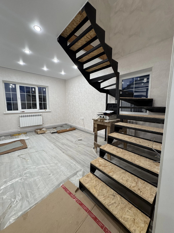 Закрытый каркас лестницы из металла с лазерной резкой для обшивки деревом и встроенным шкафом, частный дом