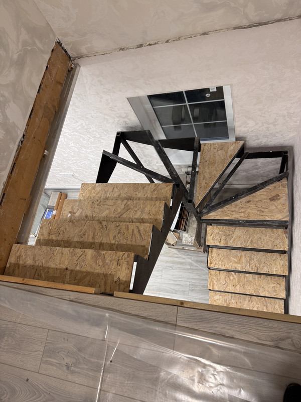 Закрытый каркас лестницы из металла с лазерной резкой для обшивки деревом и встроенным шкафом, частный дом
